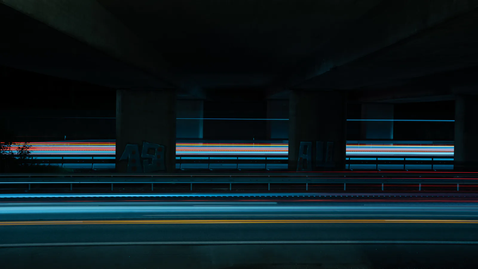 Fluxos de luz representando agilidade e evolução contínua